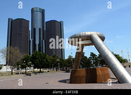 DETROIT, MI - Juillet 6 : La Renaissance Center, montré ici derrière dans le quartier de la Plaza Hart Le 6 juillet 2014, maisons du monde Banque D'Images