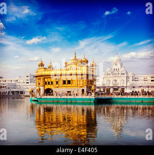 Retro Vintage style hipster image de voyage de l'Inde célèbre Golden Temple Sikh Gurdwara attraction (Harmandir Sahib). Amritsar, Banque D'Images