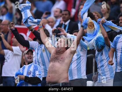 Sao Paulo, Brésil. 09 juillet, 2014. Les partisans de l'Argentine cheer pendant la Coupe du Monde de la Fifa 2014 football match de demi-finale entre les Pays-Bas et l'Argentine à l'Arena Corinthians de Sao Paulo, Brésil, 09 juillet 2014. Photo : Marius Becker/dpa/Alamy Live News Banque D'Images