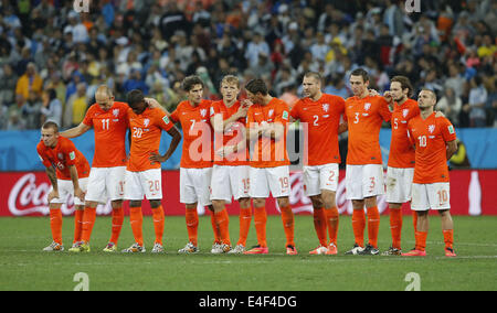 Sao Paulo, Brésil. 09 juillet 2014. Jordy Clasie des Pays-Bas, Arjen Robben, Georginio Wijnaldum, Daryl Janmaat, Dirk Kuyt, Klaas-Jan Huntelaar, Ron Vlaar, Stefan de Vrij, Daley Blind et Wesley Sneijder (G à D) s'aligne dans les tirs au but lors d'un match de demi-finale entre les Pays-Bas et l'Argentine de la Coupe du Monde FIFA 2014 à l'Aréna de Sao Paulo Stadium à Sao Paulo, Brésil, le 9 juillet 2014. L'Argentine a gagné 4-2 sur les sanctions sur les Pays-Bas après une égalité de 0-0 et s'est qualifié pour la finale de mercredi. Credit : Zhou Lei/Xinhua/Alamy Live News Banque D'Images