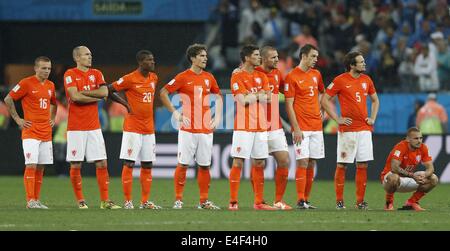 Sao Paulo, Brésil. 09 juillet 2014. Jordy Clasie des Pays-Bas, Arjen Robben, Georginio Wijnaldum, Daryl Janmaat, Klaas-Jan Huntelaar, Ron Vlaar, Stefan de Vrij, Daley Blind et Wesley Sneijder (L à R) chercher dans les tirs au but lors d'un match de demi-finale entre les Pays-Bas et l'Argentine de la Coupe du Monde FIFA 2014 à l'Aréna de Sao Paulo Stadium à Sao Paulo, Brésil, le 9 juillet 2014. L'Argentine a gagné 4-2 sur les sanctions sur les Pays-Bas après une égalité de 0-0 et s'est qualifié pour la finale de mercredi. Credit : Wang Lili/Xinhua/Alamy Live News Banque D'Images