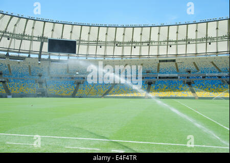 RIO DE JANEIRO, Brésil - le 29 janvier 2014 : présentation d'ensemble du terrain de football Maracana stadium soccer avec des sprinkleurs. Banque D'Images