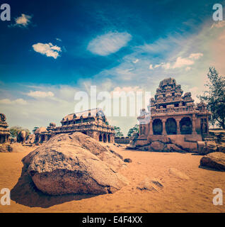 Retro Vintage style hipster image voyage de cinq rathas monolithiques hindoue antique - Indian rock-cut architecture. Mahabalipuram, Banque D'Images