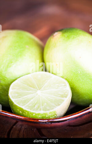 Close up fresh citrus limetta wholes et slice Banque D'Images