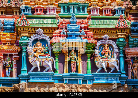 Shiva et Parvati sur bull images. Sculptures sur temple hindou (gopura) tour. Temple de Minakshi, Madurai, Tamil Nadu, Inde Banque D'Images