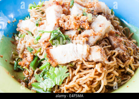 Nouilles épicées sautées avec du porc croustillant Banque D'Images