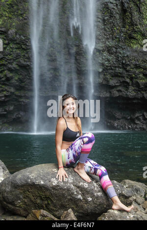 Femme se repose près de chutes Hanakapiai sur Kauai, atteint par la randonnée Banque D'Images