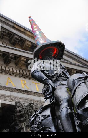 Le duc de Wellington statue avec cône de trafic sur son siège à l'extérieur du Musée d'Art Moderne, Royal Exchange Square, Glasgow, Écosse, Royaume-Uni Banque D'Images