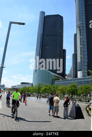DETROIT, MI - Juillet 6 : Les gens profiter de la journée au GM Plaza et de la promenade, sur l'International Detroit Riverfront à Detroit, MI Banque D'Images