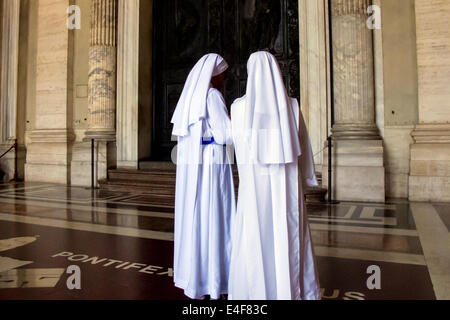 Deux religieuses à l'entrée de la Basilique Saint-Pierre au Vatican Banque D'Images