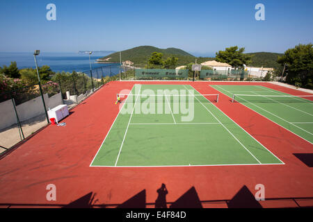 Un court de tennis à un complexe de vacances à Sivota, Grèce. Banque D'Images