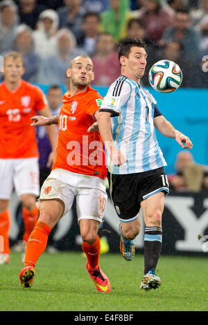 Sao Paulo, Brésil. 09 juillet 2014. Wesley Sneijder (NED), Lionel Messi (ARG) Football/soccer Coupe du Monde FIFA 2014 : demi-finale entre les Pays-Bas 0(2-4)0 l'Argentine à l'Arène de Sao Paulo Stadium à Sao Paulo, Brésil . Credit : Maurizio Borsari/AFLO/Alamy Live News Banque D'Images