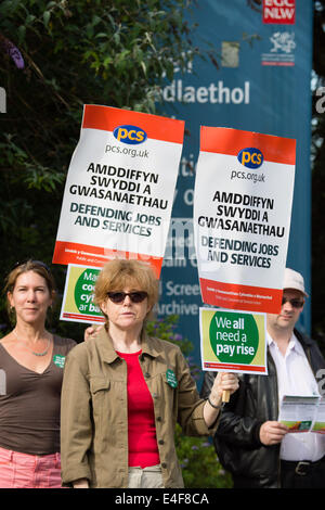 Aberystwyth, Pays de Galles, Royaume-Uni. 10 juillet 2014. Les membres des syndicats du secteur public du piquetage à l'extérieur de la Bibliothèque nationale du Pays de Galles à Aberystwyth au Pays de Galles au Royaume-Uni. Plus d'un million de membres de l'Union européenne à travers le Royaume-Uni devraient mener des actions aujourd'hui, plus leurs revendications pour un salaire juste et des droits à pension Credit : Keith morris/Alamy Live News Banque D'Images