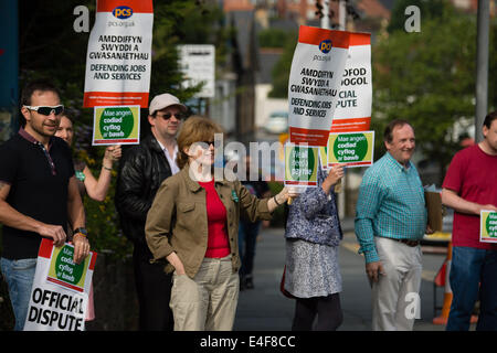 Aberystwyth, Pays de Galles, Royaume-Uni. 10 juillet 2014. Les membres des syndicats du secteur public du piquetage à l'extérieur de la Bibliothèque nationale du Pays de Galles à Aberystwyth au Pays de Galles au Royaume-Uni. Plus d'un million de membres de l'Union européenne à travers le Royaume-Uni devraient mener des actions aujourd'hui, plus leurs revendications pour un salaire juste et des droits à pension Credit : Keith morris/Alamy Live News Banque D'Images