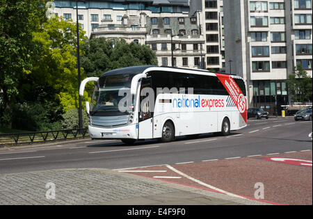 National Express un Volvo B9R avec Caetano carrosserie Levante passé le long de Park Lane, Londres sur son chemin à l'aéroport de Stansted Banque D'Images