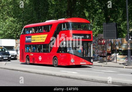 Un nouveau Routemaster se déplace le long passé Piccadilly images jointes à la grille du Parc et sont à vendre Banque D'Images