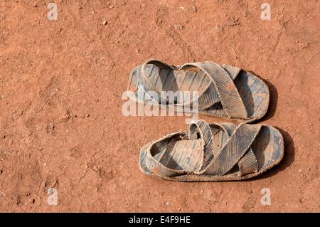 Une paire de sandales de pneus usés par les habitants de la Tanzanie, l'Afrique Banque D'Images