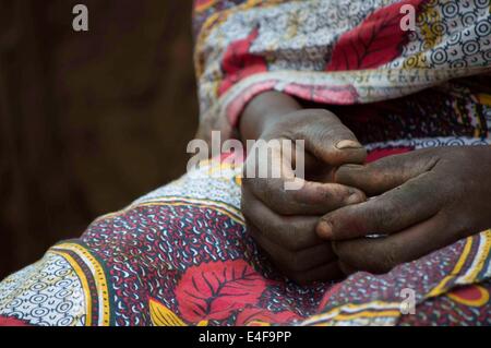 Portrait d'un groupe de travail africain chers mains en Tanzanie, l'Afrique - la pauvreté, les mains Banque D'Images