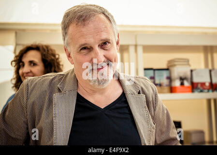 Barcelone, Espagne. Apr 23, 2014. Auteur danois de JUSSI ADLER-OLSEN signe son dernier livre au cours St Jordi à Barcelone - Des milliers de citoyens et de touristes envahissent les rues du centre-ville de Barcelone, à flâner entre les centaines d'adresses et rose se tient pour célébrer Sant Jordi (St George's Day), saint patron de la Catalogne, dans une ambiance festive. © Matthias Rickenbach/ZUMA/ZUMAPRESS.com/Alamy fil Live News Banque D'Images