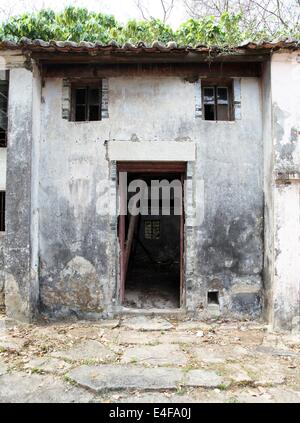 C'est une photo ou la photo de vieille maison en ruines ou s'effondrer ou détruits. Il n'y a personne. C'est à Hong Kong sur une île Banque D'Images