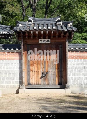 C'est une photo d'une fermeture de porte d'entrée d'un temple à Séoul en Corée du Sud, il est en bois et il n'y a personne. C'est vieille Asiatique Banque D'Images