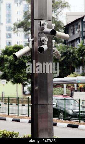 C'est une photo d'un grand nombre de caméra de surveillance sur un pilier électrique dans la ville de Singapour Grand Frère Banque D'Images