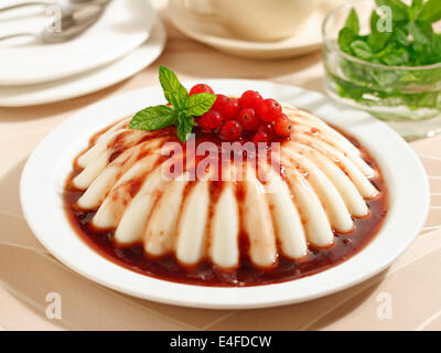 Panna cotta à la confiture de groseille rouge. Recette disponible. Banque D'Images