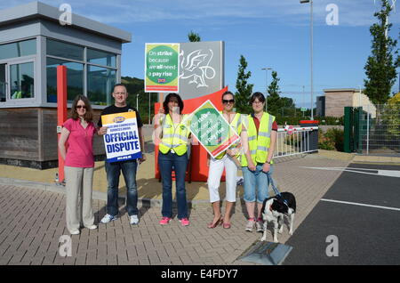 Aberystwyth, Pays de Galles, Royaume-Uni. 10 juillet, 2014. Les membres des syndicats du secteur public du piquetage à l'extérieur de la nouvelle £ 8 m Welsh les bureaux du gouvernement et l'avocat du comté à Aberystwyth au Pays de Galles au Royaume-Uni. Plus d'un million de membres de l'Union européenne à travers le Royaume-Uni sont tenus de mener des actions d'aujourd'hui Crédit : andrew chittock/Alamy Live News Banque D'Images