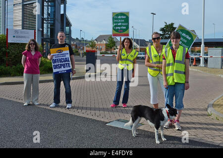 Aberystwyth, Pays de Galles, Royaume-Uni. 10 juillet, 2014. Les membres des syndicats du secteur public du piquetage à l'extérieur de la nouvelle £ 8 m Welsh les bureaux du gouvernement et l'avocat du comté à Aberystwyth au Pays de Galles au Royaume-Uni. Plus d'un million de membres de l'Union européenne à travers le Royaume-Uni sont tenus de mener des actions d'aujourd'hui Crédit : andrew chittock/Alamy Live News Banque D'Images