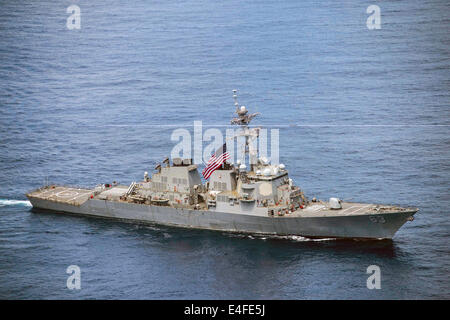 US Navy de la classe Arleigh Burke destroyers lance-missiles USS Stethem en cours le 7 juillet 2014 dans la mer de Chine du Sud. Banque D'Images