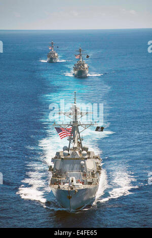 US Navy de la classe Arleigh Burke destroyers lance-missiles USS John S. McCain, USS Kidd, et USS Stethem en cours en formation le 7 juillet 2014 dans la mer de Chine du Sud. Banque D'Images