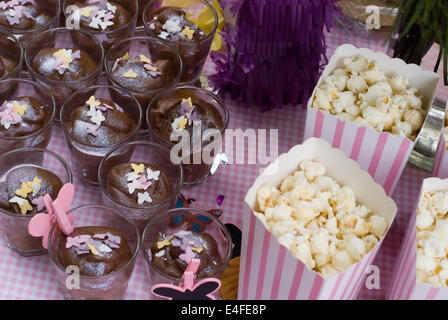 Close up of food traite sur une table lors d'une partie de l'enfant. Banque D'Images