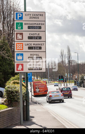 Parking électronique signe. L'affichage électronique montrant le centre-ville, places de parking disponibles à Nottingham, Angleterre, Royaume-Uni Banque D'Images