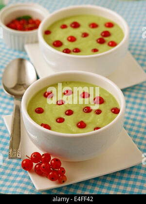 Gaspacho au melon et d'avocat. Recette disponible. Banque D'Images