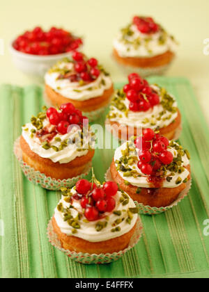 Cupcakes aux pistaches et de groseille rouge. Recette disponible. Banque D'Images