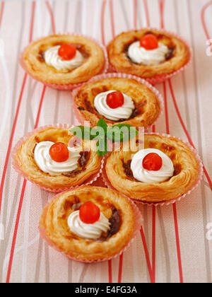 Tartelettes de pâte feuilletée avec la crème anglaise. Recette disponible. Banque D'Images