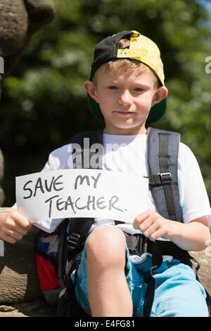 Liverpool, Royaume-Uni. 10 juillet, 2014. Des milliers de personnes ont défilé dans le centre-ville de Liverpool pour coïncider avec une grève du secteur public qui devrait voir plus d'un million de travailleurs du secteur public à travers le Royaume-Uni marche sur la grève, le Jeudi, Juillet 10, 2014, dans une ligne plus de payer. Un certain nombre de syndicats, y compris les PC et l'écrou s'est joint à la grève à Liverpool qui a vu presque chaque école a fermé à Liverpool ainsi que les musées, les bibliothèques et les tribunaux sont aussi fermées pour la journée. Crédit : Christopher Middleton/Alamy Live News Banque D'Images