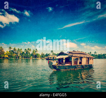 Retro Vintage style hipster image de voyage tourisme voyage Kerala Contexte - péniche sur Kerala backwaters avec grunge Banque D'Images