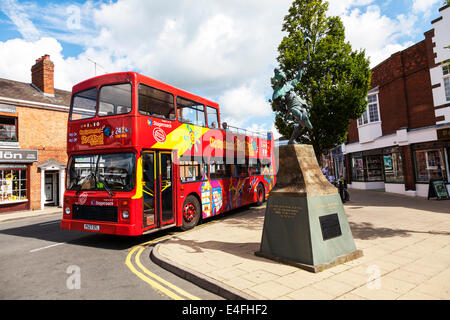 Stratford Upon Avon tourist bus tour open top double decker Cotswolds UK Angleterre Banque D'Images