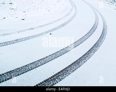 Car les traces de pneus dans la neige Banque D'Images