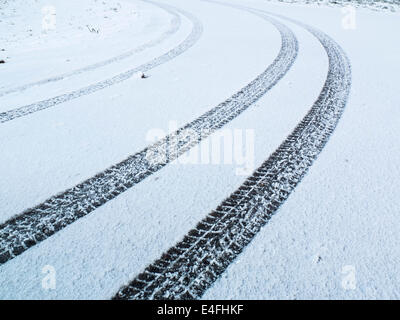 Car les traces de pneus dans la neige Banque D'Images