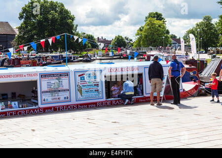 L'achat d'une glace d'une barge Bateau étroit sur la rivière Avon à Stratford upon Avon Cotswolds UK Angleterre Banque D'Images