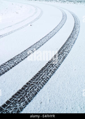 Car les traces de pneus dans la neige Banque D'Images