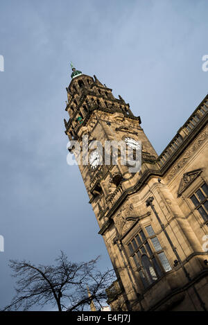 Tour de l'horloge de Sheffield City Hall vue inclinée South Yorkshire Angleterre Banque D'Images