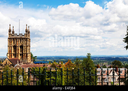 L'église du prieuré de Sainte Marie et saint Michel. Prieuré de Great Malvern, maintenant l'église paroissiale de la ville thermale de Great Malvern, en Angleterre Banque D'Images