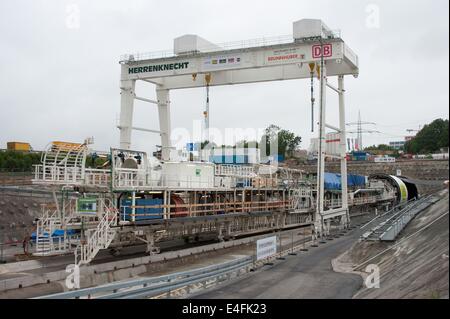 Stuttgart, Allemagne. 10 juillet, 2014. Les travailleurs de la construction autour de la machine de forage du tunnel S-738 pour l'inauguration de l'Fildertunnel à Stuttgart, Allemagne, 10 juillet 2014. Les 9,5 kilomètres de Fildertunnel se connecte à la gare centrale de Stuttgart. Photo : SEBASTIAN KAHNERT/dpa/Alamy Live News Banque D'Images