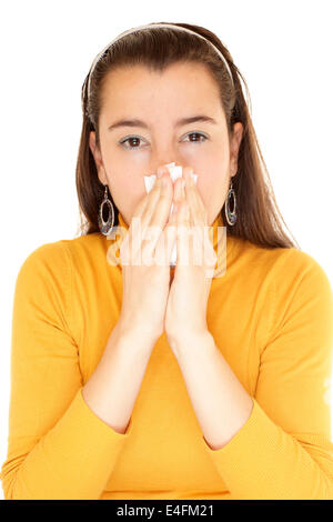 Close-up of a young woman blowing her nose isolé sur fond blanc Banque D'Images