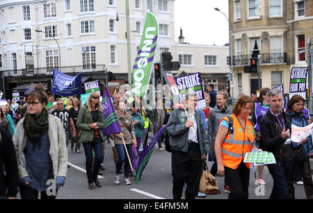 Brighton, Sussex, UK. 10 juillet, 2014. Des milliers de travailleurs du secteur public en grève mars à Brighton et Hove aujourd'hui pour protester contre les coupures du gouvernement grèves ont lieu dans tout le Royaume-Uni d'une série de différends avec le gouvernement sur les salaires, les pensions et les coupes, avec plus d'un million de travailleurs du secteur public devrait se joindre à l'action. Les pompiers, les bibliothécaires et le personnel du conseil sont parmi ceux qui prennent part à partir de plusieurs syndicats, par des rassemblements qui ont lieu partout au Royaume-Uni. Crédit : Simon Dack/Alamy Live News Banque D'Images