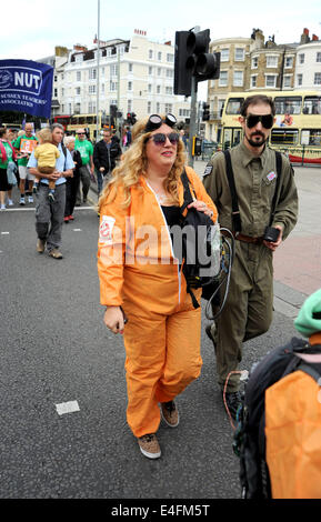 Brighton, Sussex, UK. 10 juillet, 2014. Des milliers de travailleurs du secteur public en grève mars à Brighton et Hove aujourd'hui pour protester contre les coupures du gouvernement grèves ont lieu dans tout le Royaume-Uni d'une série de différends avec le gouvernement sur les salaires, les pensions et les coupes, avec plus d'un million de travailleurs du secteur public devrait se joindre à l'action. Les pompiers, les bibliothécaires et le personnel du conseil sont parmi ceux qui prennent part à partir de plusieurs syndicats, par des rassemblements qui ont lieu partout au Royaume-Uni. Crédit : Simon Dack/Alamy Live News Banque D'Images