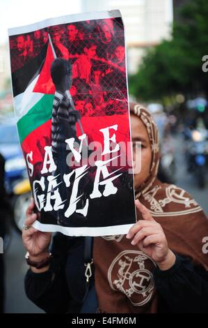 Jakarta, Indonésie. 10 juillet, 2014. Un manifestant est titulaire d'un placard pendant un rassemblement à Jakarta, Indonésie, le 10 juillet 2014. L'Indonésie a condamné l'agression militaire israélienne en cours dans la bande de Gaza, en disant de telles conditions peut ruiner une attaque envers la création de la paix entre la Palestine et Israël. Credit : Zulkarnain/Xinhua/Alamy Live News Banque D'Images